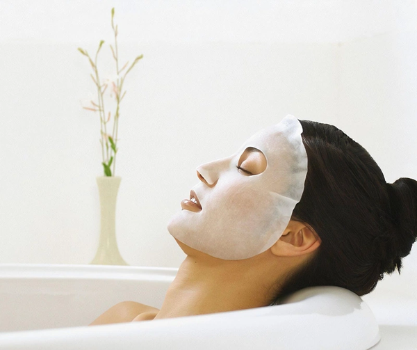 Mặt nạ giấy là bước dưỡng bổ sung được nhiều người yêu thích nhờ khả năng cấp ẩm nhanh chóng. Tuy nhiên, sản phẩm này không cần sử dụng mỗi ngày.    