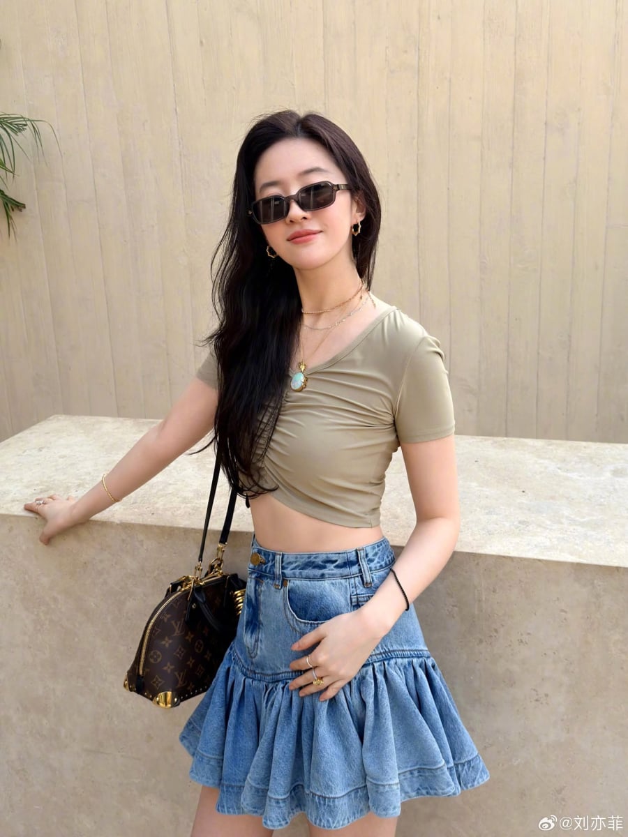 Một trong những công thức được đánh giá cao là áo croptop ôm dáng kết hợp cùng chân váy denim xếp tầng.