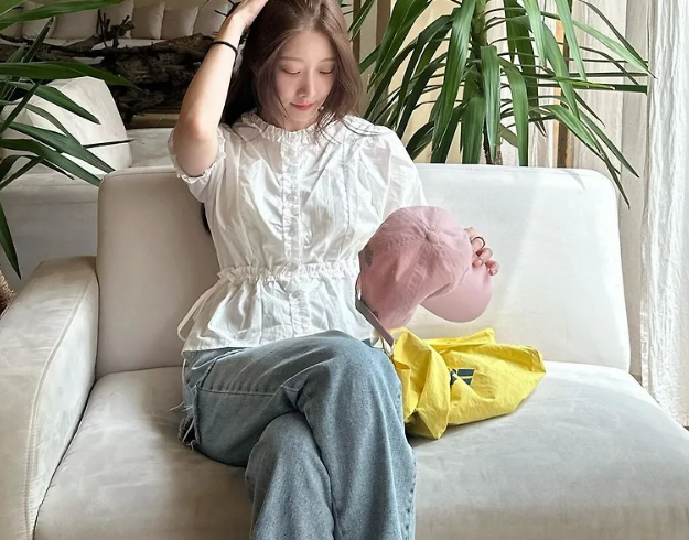  Các gam màu như trắng, kem, xanh nhạt hay be luôn là lựa chọn an toàn, mang lại vẻ ngoài nhã nhặn và tinh tế.