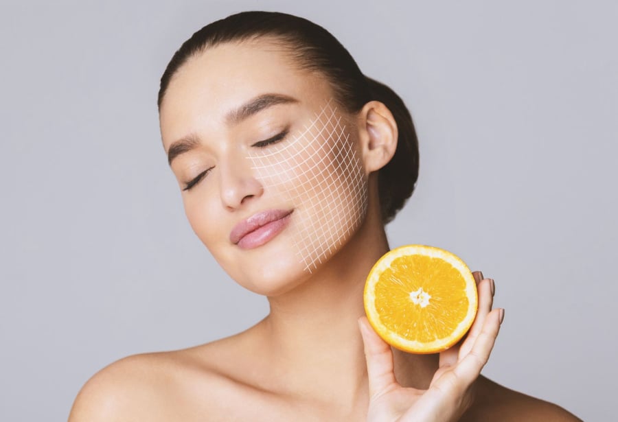 Vitamin C nổi tiếng với khả năng chống oxy hóa, giúp bảo vệ da trước tác động của gốc tự do sinh ra từ tia UV