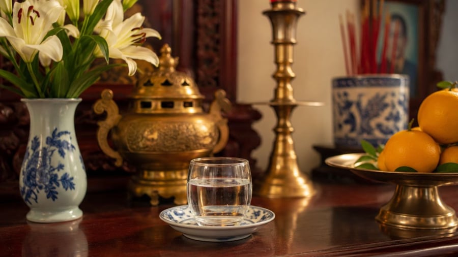 Nước trên ban thờ mang biểu tượng ý nghĩa thiêng liêng