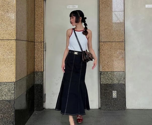 Denim là chất liệu chưa bao giờ vắng mặt trong các xu hướng thời trang, và chân váy maxi cũng không ngoại lệ. 