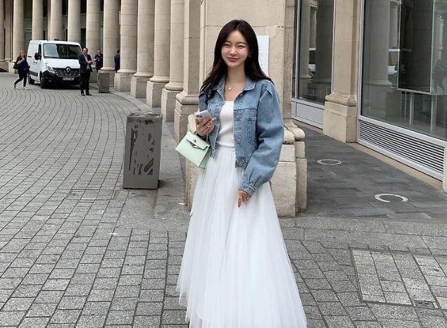 Chất liệu mỏng nhẹ tạo hiệu ứng chuyển động uyển chuyển, giúp mỗi bước đi trở nên thanh thoát và cuốn hút hơn.