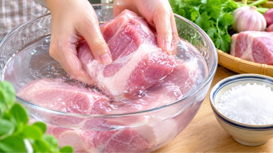 Nên rửa thịt bằng nước muối hay không?