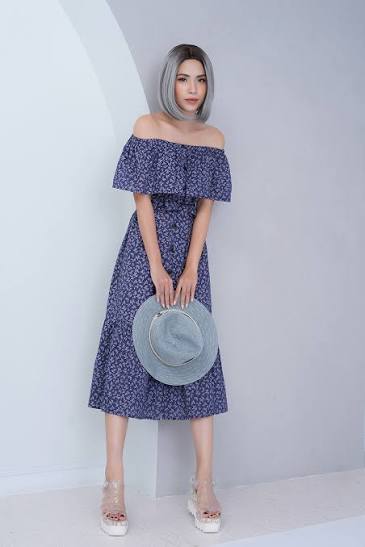  Thiết kế này giúp khoe khéo phần vai và xương quai xanh, đồng thời tạo cảm giác mềm mại cho phần thân trên.