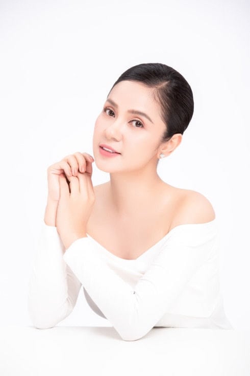khong-tai-hon-viet-trinh-tuoi-48-van-xinh-dep-song-hanh-phuc-ben-con-trai-12