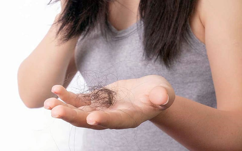 Theo thời gian, lực kéo lặp đi lặp lại khiến tóc dễ gãy rụng, đặc biệt ở vùng trán và hai bên thái dương.