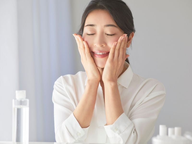 Một trong những nguyên nhân phổ biến khiến nám quay trở lại là làn da tiếp tục tiếp xúc với tia cực tím trong khi chưa phục hồi hoàn toàn.    