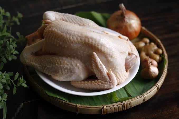 Nếu muốn thử một cách chế biến mới để món gà luộc thêm đậm vị, dưới đây là những bí quyết bạn có thể áp dụng.