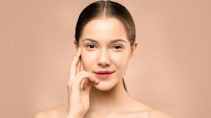 Bên cạnh đó, việc rửa mặt quá nhiều lần trong ngày, chà xát mạnh khi làm sạch hoặc lạm dụng các hoạt chất tẩy da chết hóa học cũng khiến lớp lipid tự nhiên bị phá vỡ.    