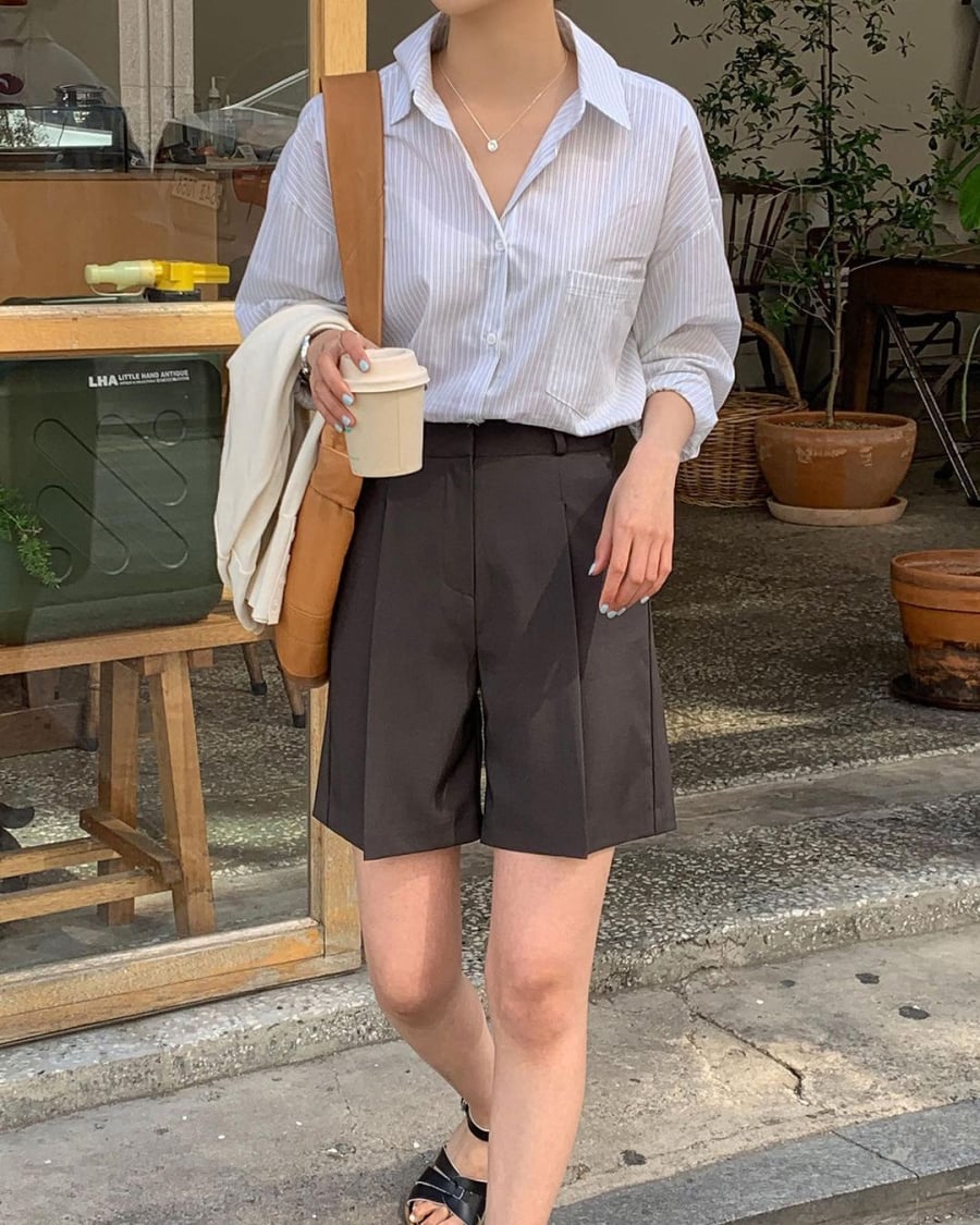 Quần short lửng hoàn toàn có thể trở thành lựa chọn thay thế quần âu trong những ngày hè nếu biết phối hợp hợp lý.    