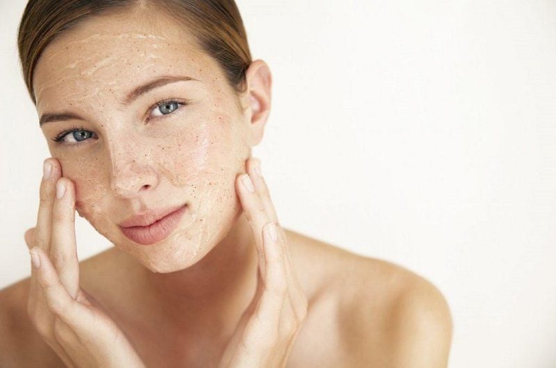 Nếu sau khi rửa mặt, da luôn có cảm giác căng rát, bong vảy hoặc đỏ kéo dài, rất có thể hàng rào bảo vệ đã bị ảnh hưởng.