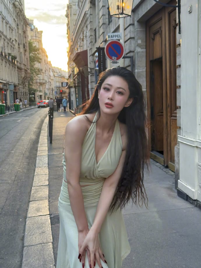  Cô lựa chọn áo yếm phối cùng chân váy dáng lửng, tạo nên tổng thể vừa nữ tính vừa hiện đại.