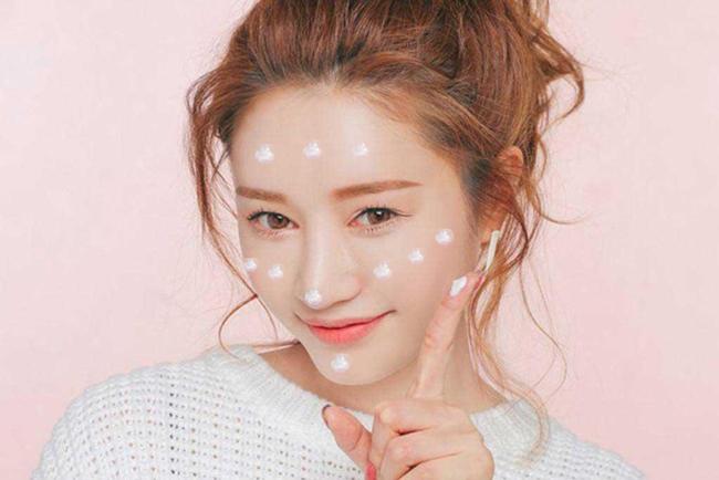 Nếu không được bảo vệ thường xuyên, collagen và elastin sẽ dần bị phá vỡ, làm da mất độ đàn hồi, xuất hiện nếp nhăn và các đốm sắc tố.