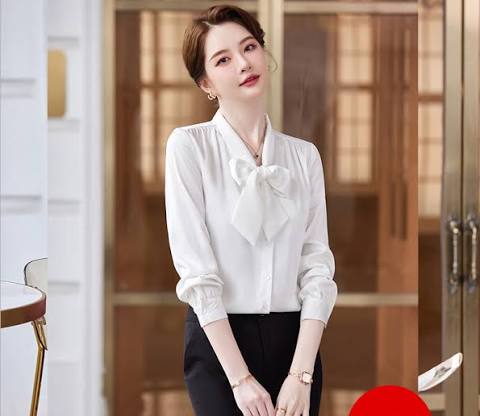  Phần nơ mềm mại ở cổ giúp bộ trang phục nổi bật mà không cần sử dụng quá nhiều phụ kiện.