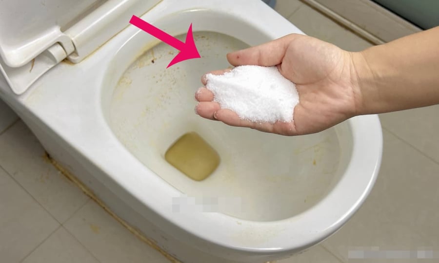 Đổ muối vào bồn cầu có tác dụng gì?