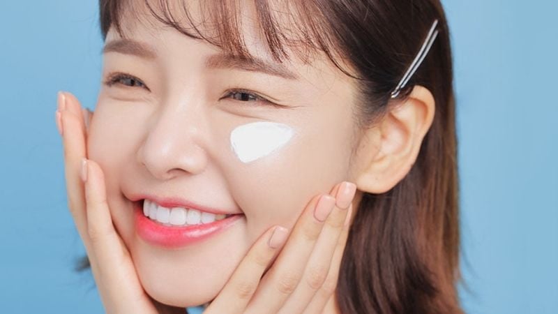 Việc sử dụng đúng lượng sản phẩm sẽ giúp lớp màng bảo vệ da hoạt động hiệu quả hơn trước tác động của tia UV.    