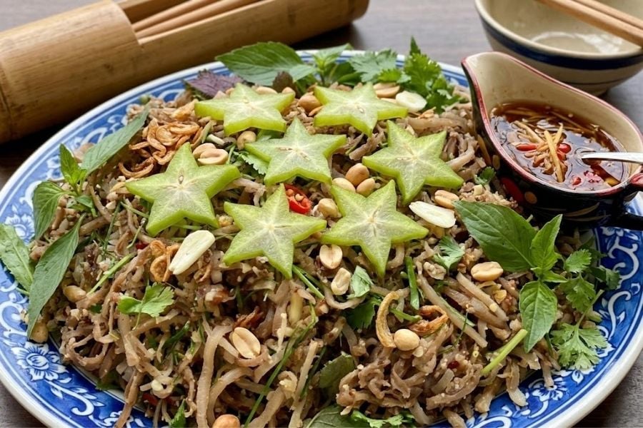 nham-chuoi-ban-tai-cho-que