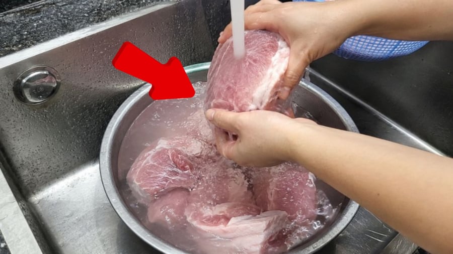 Tại sao nhiều người không bao giờ rửa thịt trước khi nấu?
