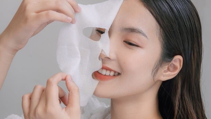Để hạn chế rủi ro, nên lựa chọn mặt nạ từ các thương hiệu uy tín, kiểm tra kỹ hạn sử dụng cũng như tình trạng bao bì trước khi dùng.    