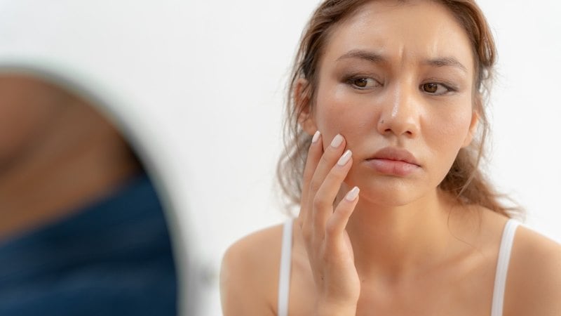 Các thành phần như retinol, vitamin C, AHA hay BHA đều có khả năng cải thiện kết cấu và sắc tố da. 