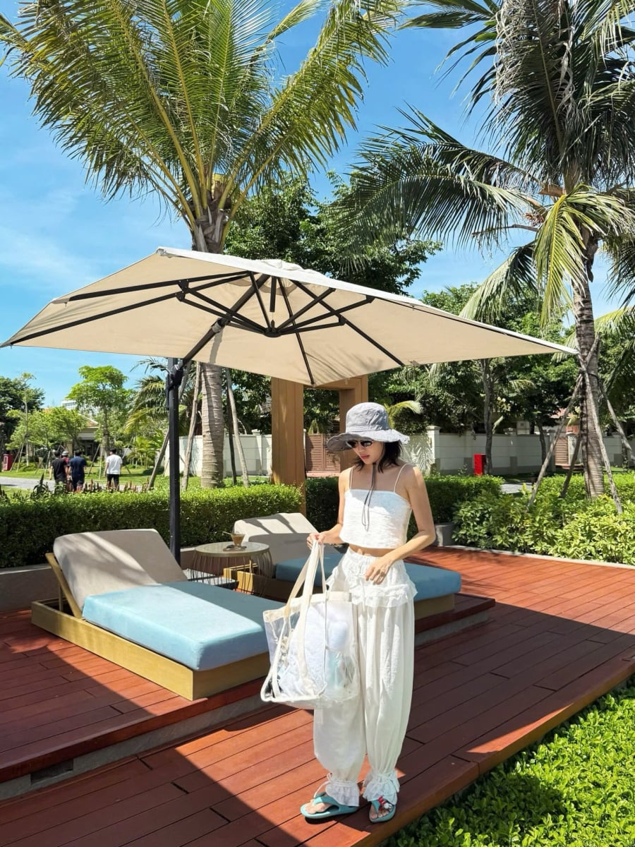 Bộ đồ gồm áo hai dây dáng ngắn phối cùng quần ống rộng bo gấu tạo cảm giác thoải mái nhưng vẫn giữ được nét thời trang.