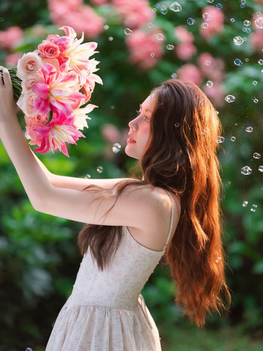 Trong bộ ảnh đánh dấu cột mốc tuổi 18, Thảo Ngọc diện chiếc váy hai dây dáng dài phủ họa tiết hoa nhỏ.