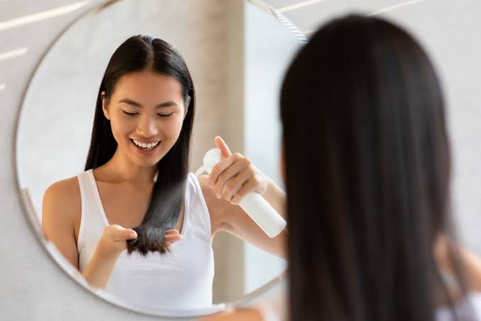Buổi tối là khoảng thời gian thích hợp để mái tóc được phục hồi sau một ngày tiếp xúc với nắng, gió và các tác động từ môi trường.    