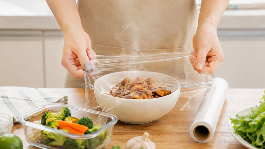 Cẩn thận dùng màng bọc thực phẩm để an toàn hơn cho sức khỏe