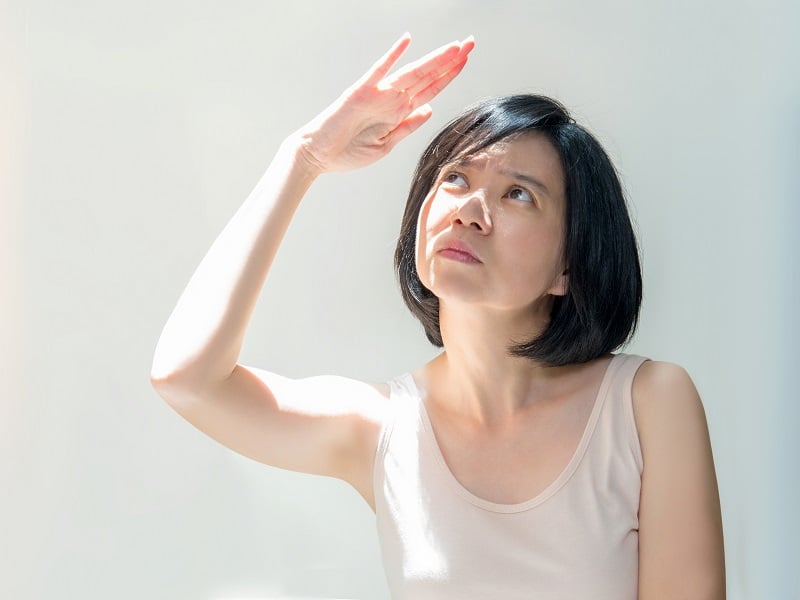 Không ít người cho rằng chỉ cần sử dụng kem chống nắng khi đi biển hoặc hoạt động ngoài trời dưới nắng gắt. 