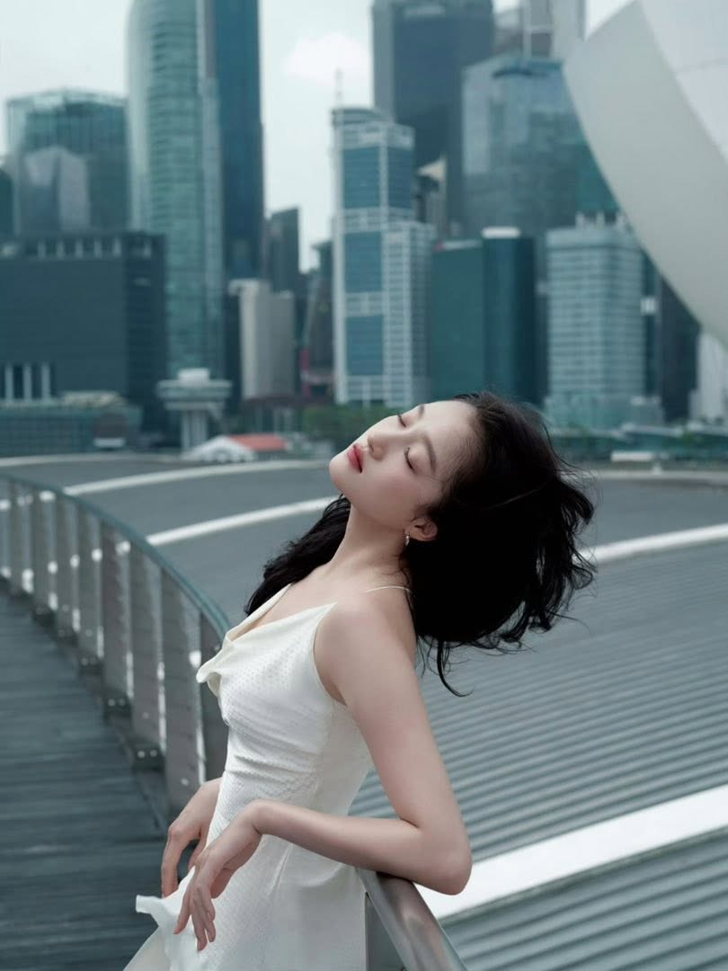 Đây cũng là kiểu váy có tính ứng dụng cao, phù hợp từ những buổi dạo phố, nghỉ dưỡng cho đến các bữa tiệc mang phong cách nhẹ nhàng.