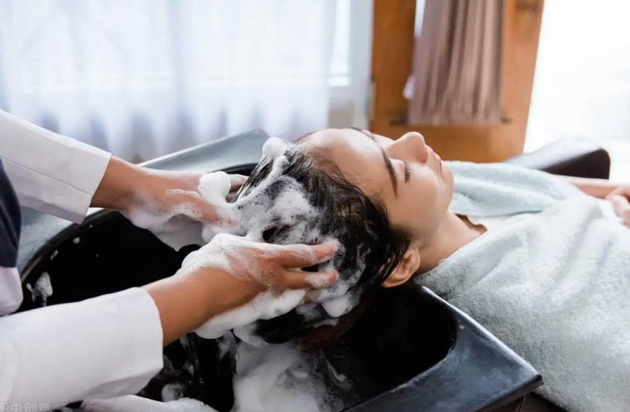 Không nên vò tóc quá mạnh