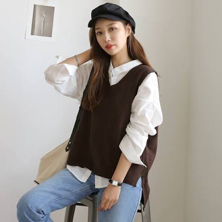 Một chiếc áo len cổ tim hoặc áo len mỏng khoác bên ngoài sẽ tạo thêm chiều sâu cho trang phục.