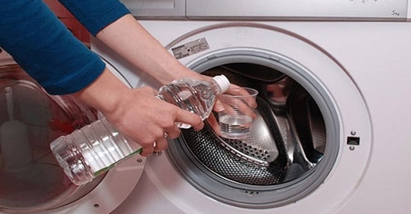 ột trong những cách phổ biến là sử dụng giấm trắng kết hợp với baking soda để làm sạch lồng giặt
