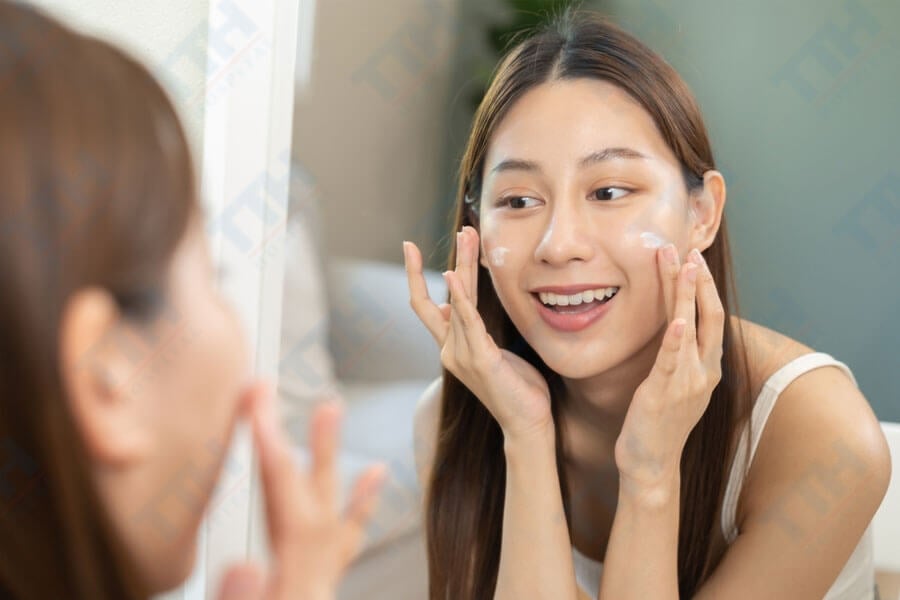 Chính vì vậy, các bác sĩ da liễu khuyến cáo nên xem chống nắng là bước chăm sóc da cơ bản vào mỗi buổi sáng thay vì chỉ thực hiện trong những dịp đặc biệt.    