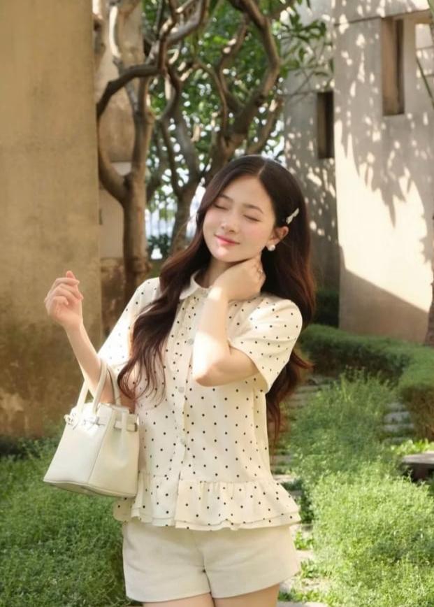 Chấm bi là một trong những họa tiết xuất hiện từ rất sớm trong lịch sử thời trang và vẫn được nhiều nhà mốt ưu ái qua từng mùa. 