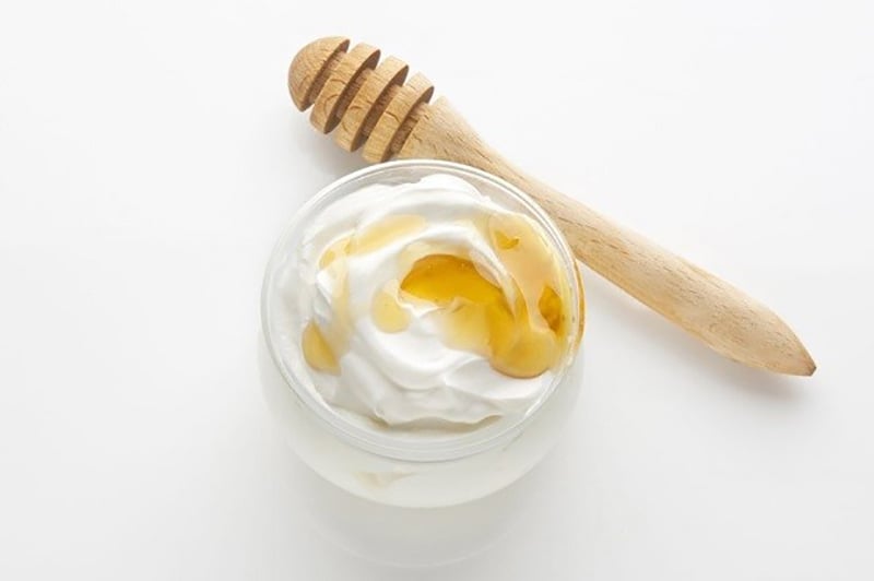  Khi kết hợp với sữa chua không đường giàu acid lactic, hỗn hợp này còn góp phần làm mềm lớp sừng, giúp làn da trở nên mịn màng hơn.