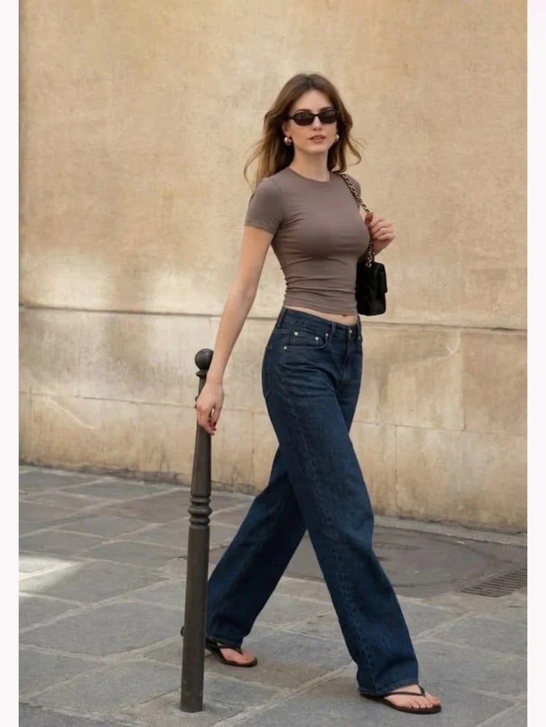 Áo thun ôm màu nâu kết hợp cùng quần jeans cạp cao ống suông mang đến vẻ ngoài nhẹ nhàng nhưng vẫn đủ nổi bật.