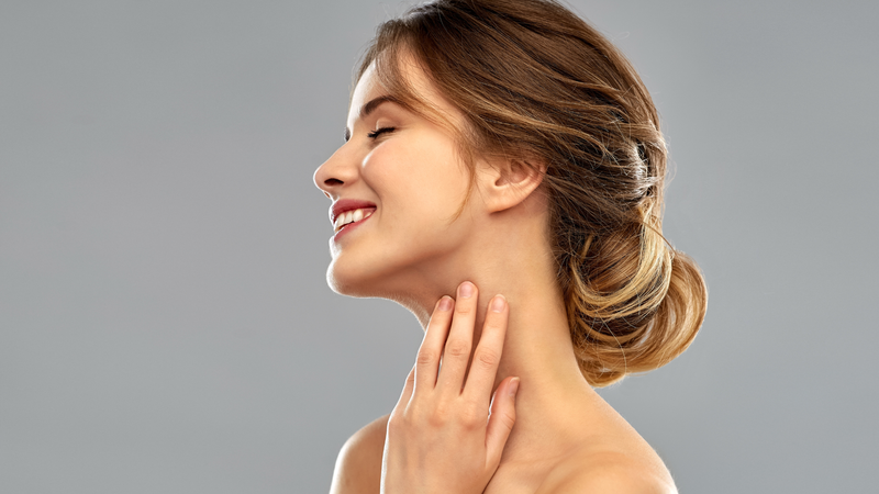 Massage đúng cách có thể hỗ trợ lưu thông máu, giúp vùng cổ thư giãn sau một ngày làm việc và góp phần cải thiện vẻ ngoài của làn da.    