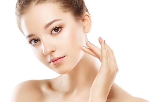 Việc thức khuya kéo dài hoặc ngủ không đủ khiến da dễ xỉn màu, xuất hiện quầng thâm và mất đi độ đàn hồi tự nhiên.