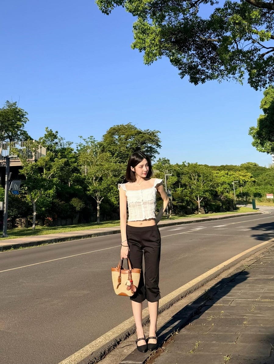  Thiết kế corset trắng dáng ngắn kết hợp quần capri ôm nhẹ là minh chứng cho khả năng ứng dụng xu hướng theo cách tinh tế.