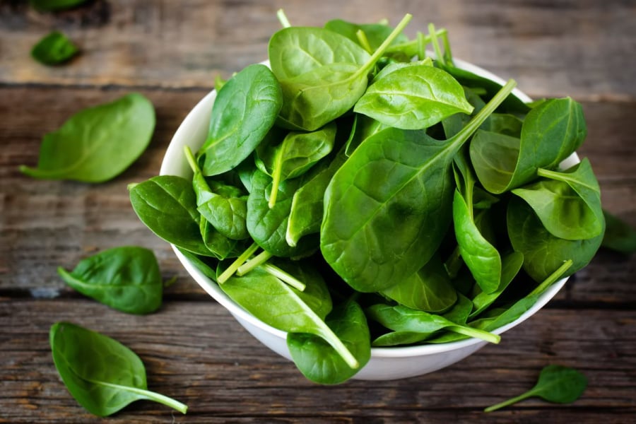 Rau bina, cải xoăn, cải bó xôi và nhiều loại rau lá xanh chứa folate, vitamin C cùng các khoáng chất như sắt.