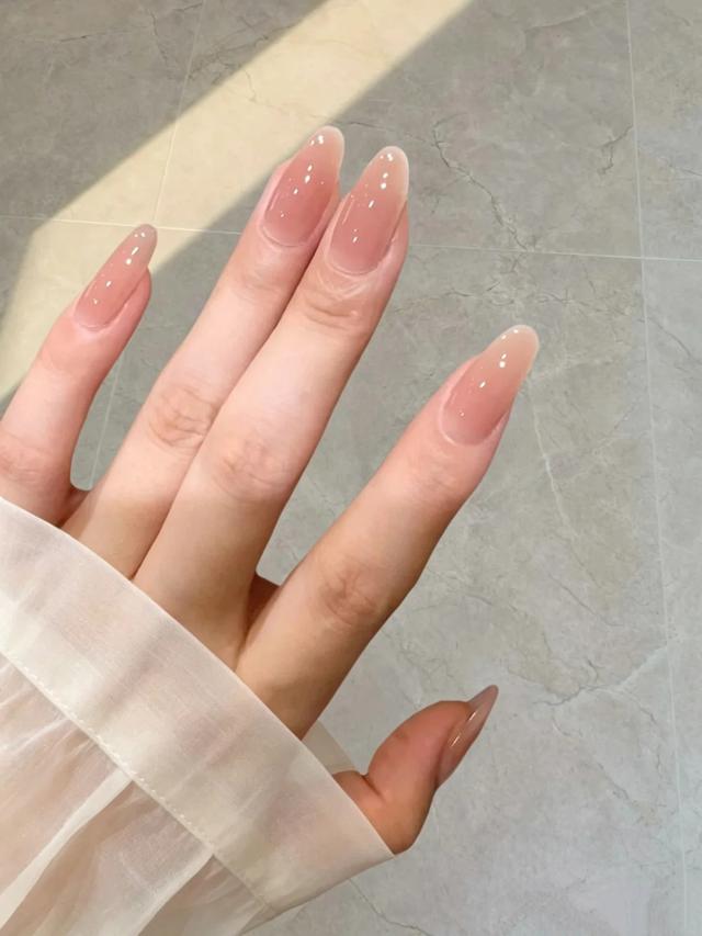 Những bộ móng tạo hiệu ứng trong suốt, bóng nhẹ tiếp tục giữ được sức hút nhờ vẻ ngoài sạch sẽ và thanh thoát. 