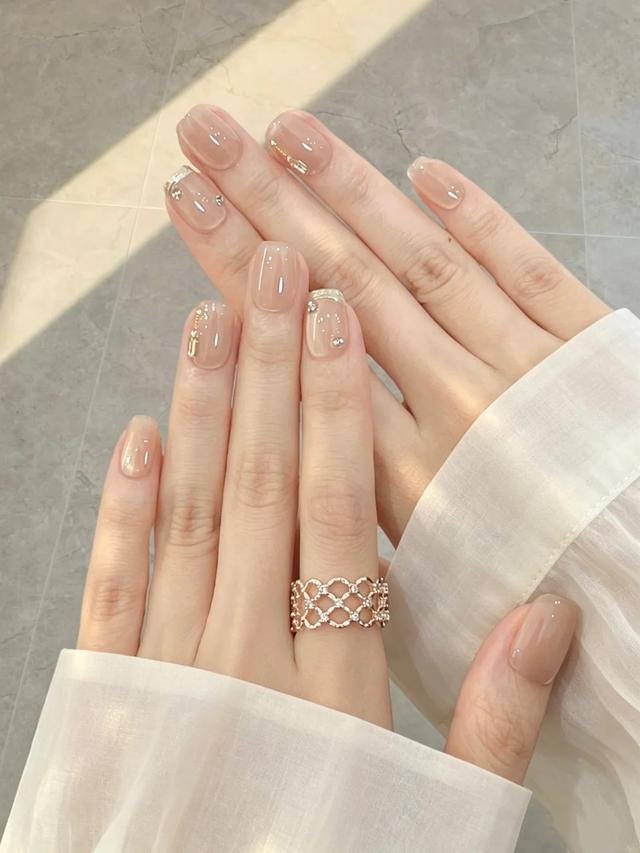 Thay vì đầu móng trắng dày, các đường kẻ siêu mảnh với sắc be, trắng ngà, nâu hoặc ánh bạc tạo nên hiệu ứng nhẹ nhàng và tinh tế.
