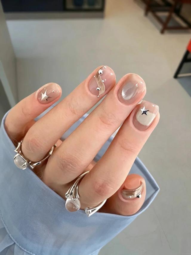 Thay cho việc phủ nhiều đá hoặc sử dụng charm cầu kỳ, một vài điểm nhấn kim loại nhỏ được đặt có chủ đích sẽ giúp bộ móng trở nên thú vị hơn.