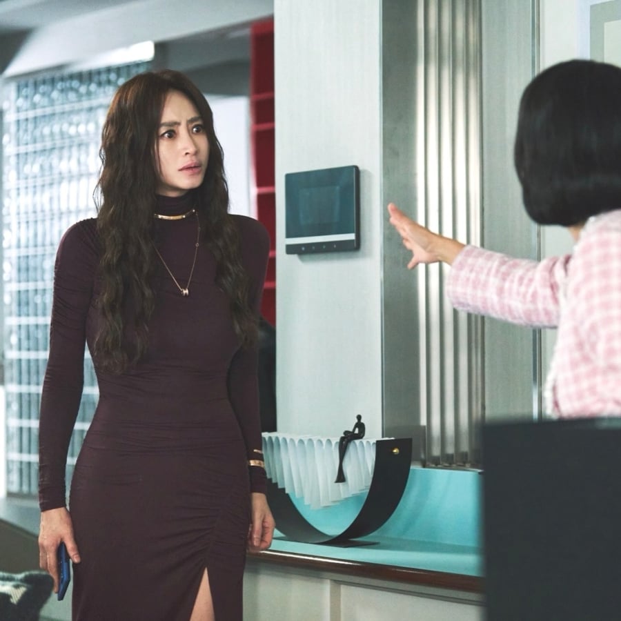 Nữ diễn viên thường xuất hiện với những bộ trang phục có đường nét gọn gàng, màu sắc trầm và kiểu dáng tôn đường cong.