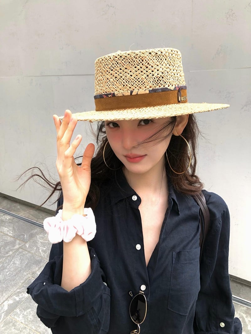 Hai gam màu tương phản tạo nên tổng thể rõ ràng, thanh lịch nhưng vẫn trẻ trung. 