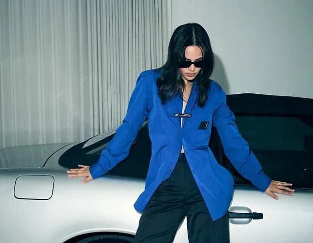  Áo sơ mi, blazer hoặc quần âu màu này đều có thể kết hợp với trắng kem, be hoặc denim để tạo vẻ chuyên nghiệp mà vẫn trẻ trung.