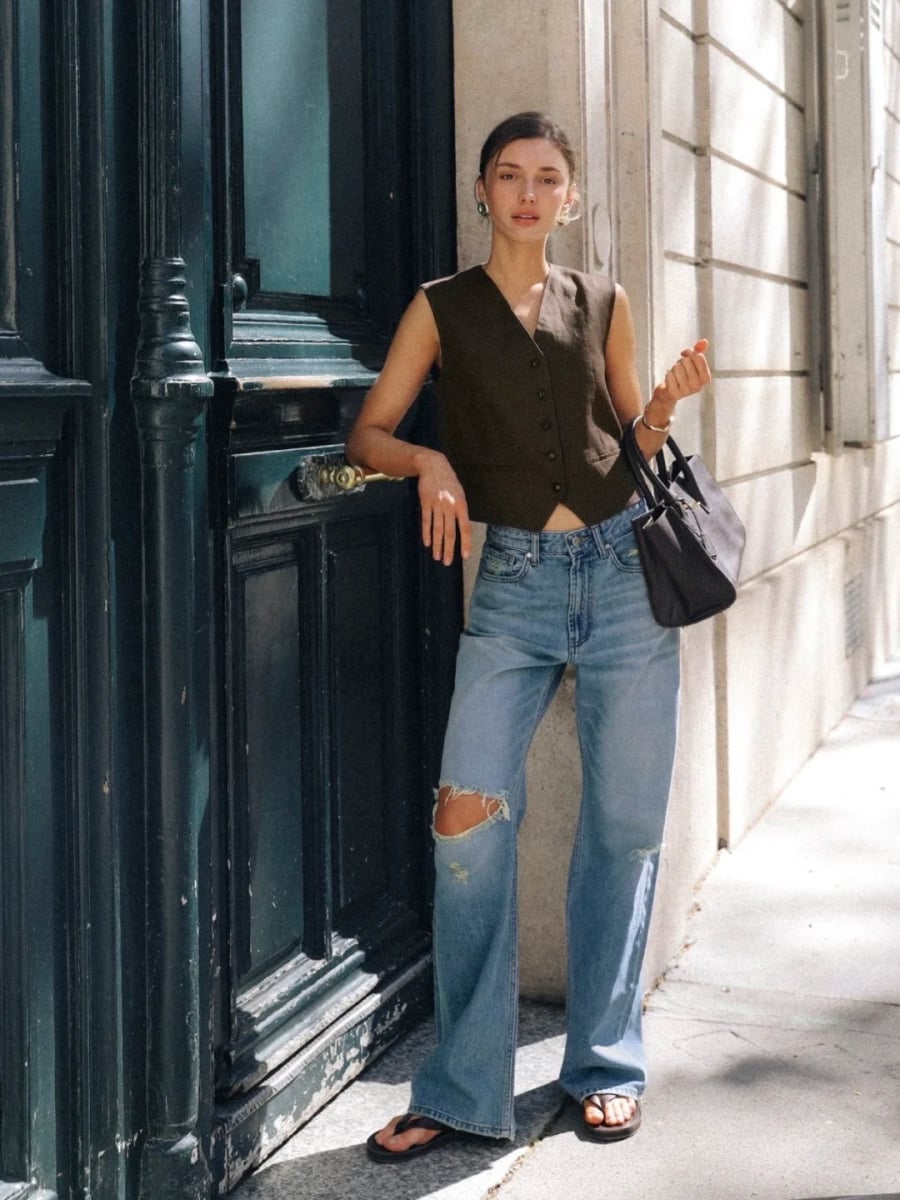 Tủ đồ mang tinh thần Pháp thường xoay quanh những gam màu trung tính như trắng, đen, be, nâu và xanh denim.