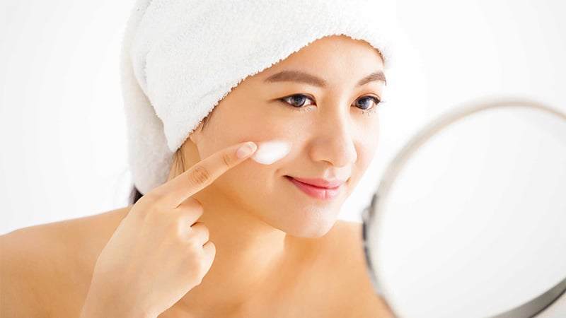 Tẩy trang là bước đầu tiên giúp loại bỏ kem chống nắng, mỹ phẩm, dầu thừa và bụi bẩn trên bề mặt da. 